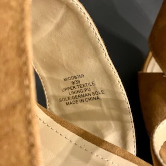 BCBGeneration platform chunky heel camel suede shoe Size 9 - Picture 7 of 7